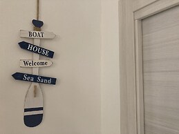 New and Bright Apartment Close to the Beach