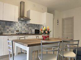 New and Bright Apartment Close to the Beach