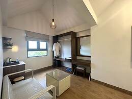 Capital O 1194 Bee Hotel