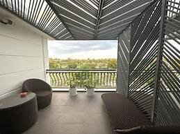 Capital O 1194 Bee Hotel