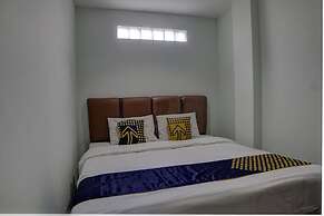 SPOT ON 92822 Finest House Near Amplas Bus Terminal