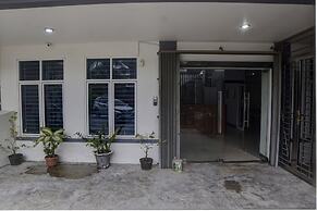 SPOT ON 92822 Finest House Near Amplas Bus Terminal