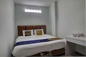 SPOT ON 92822 Finest House Near Amplas Bus Terminal