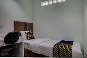 SPOT ON 92822 Finest House Near Amplas Bus Terminal