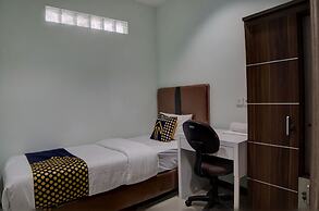 SPOT ON 92822 Finest House Near Amplas Bus Terminal