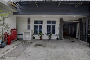 SPOT ON 92822 Finest House Near Amplas Bus Terminal