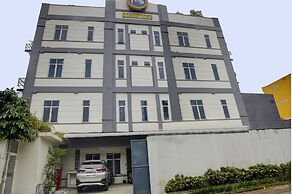 SPOT ON 92822 Finest House Near Amplas Bus Terminal