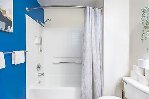 100 Year-old Historic Brick 2BR Loft Large Patio2