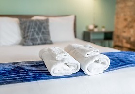 100 Year-old Historic Brick 2BR Loft Large Patio2