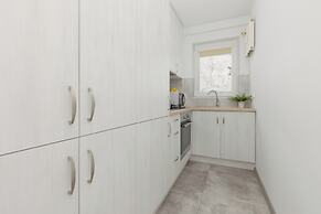 Apartment Chmielna 100 by Renters