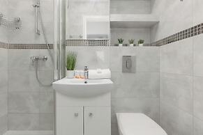 Apartment Chmielna 100 by Renters