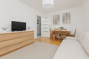 Apartment Chmielna 100 by Renters