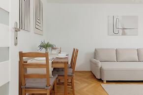 Apartment Chmielna 100 by Renters