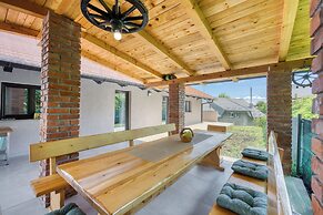 Urban Oasis With Terrace And Parking