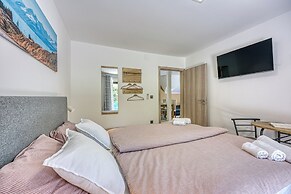 Urban Oasis With Terrace And Parking