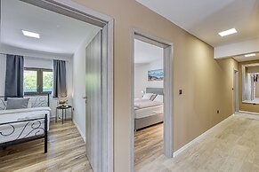 Urban Oasis With Terrace And Parking