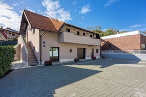 Urban Oasis With Terrace And Parking