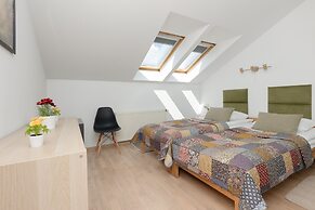 Spacious 3 Bedroom Apartment by Renters