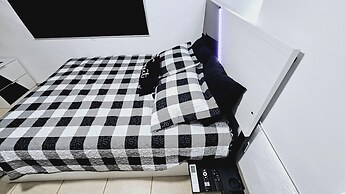 Cozy and Modern Apartment Black & White With Jacuzzi on Terrace