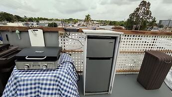 Cozy and Modern Apartment Black & White With Jacuzzi on Terrace
