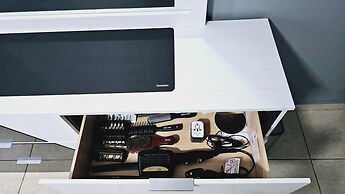 Cozy and Modern Apartment Black & White With Jacuzzi on Terrace