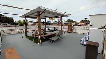 Cozy and Modern Apartment Black & White With Jacuzzi on Terrace