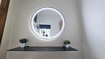 Cozy and Modern Apartment Black & White With Jacuzzi on Terrace