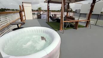 Cozy and Modern Apartment Black & White With Jacuzzi on Terrace