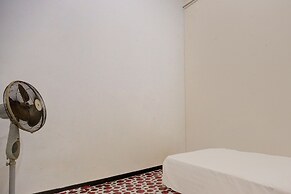 SPOT ON 92845 Josua Passing Stay