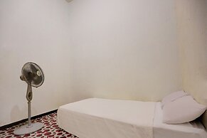 SPOT ON 92845 Josua Passing Stay