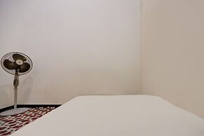 SPOT ON 92845 Josua Passing Stay