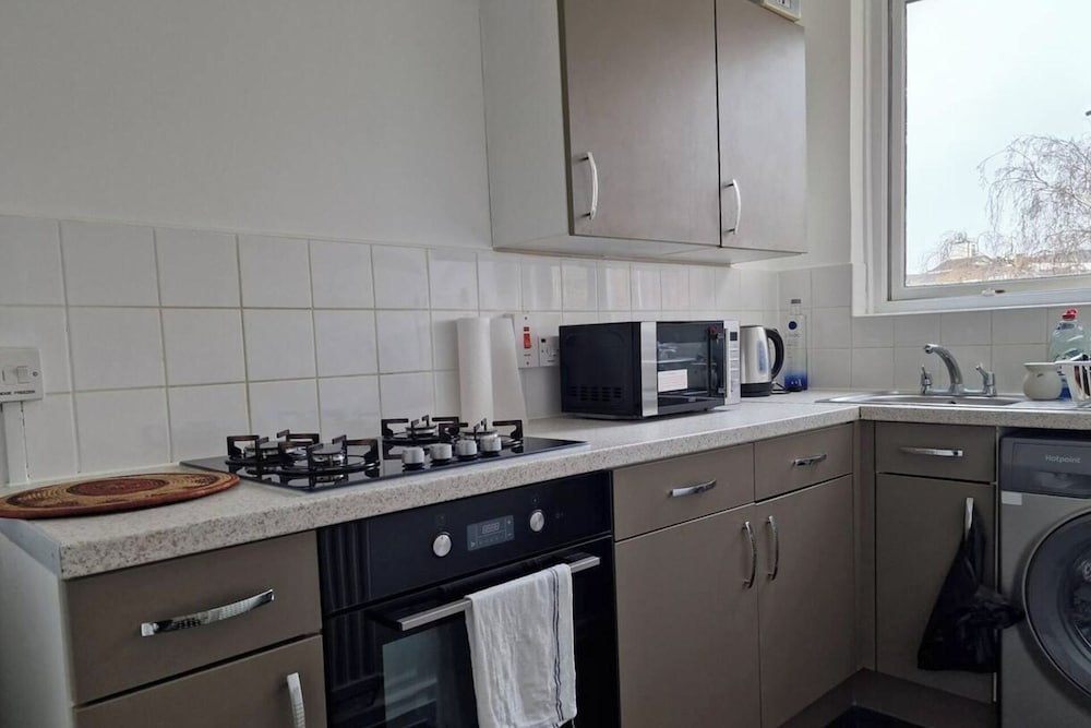 1 Bed Flat Sleeps 2 With Free Parking & Patio