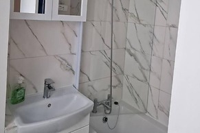 1 Bed Flat Sleeps 2 With Free Parking & Patio
