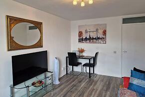 1 Bed Flat Sleeps 2 With Free Parking & Patio