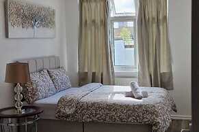 1 Bed Flat Sleeps 2 With Free Parking & Patio