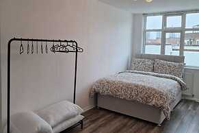 1 Bed Flat Sleeps 2 With Free Parking & Patio