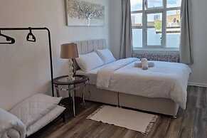 1 Bed Flat Sleeps 2 With Free Parking & Patio