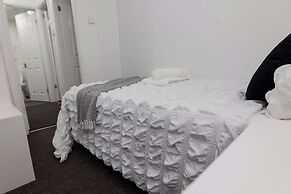 House - Sleeps 6 - Parking - Garden