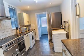 House - Sleeps 6 - Parking - Garden