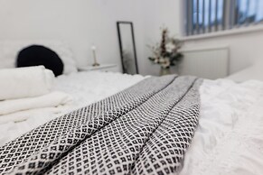 House - Sleeps 6 - Parking - Garden