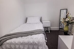 House - Sleeps 6 - Parking - Garden