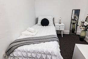 House - Sleeps 6 - Parking - Garden