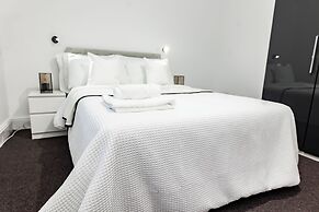 House - Sleeps 6 - Parking - Garden