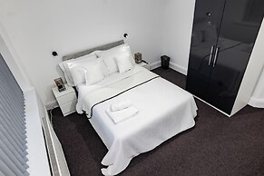 House - Sleeps 6 - Parking - Garden