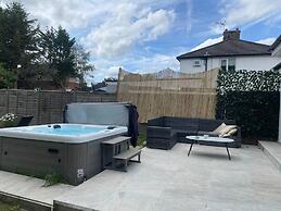 Lovely 3-bed House in Potters Bar Jacuzzi & 75inch