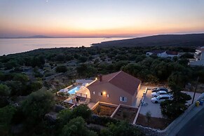 Villa Akulica With Heated Outdoor Pool and Seaview