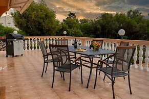 Villa Akulica With Heated Outdoor Pool and Seaview