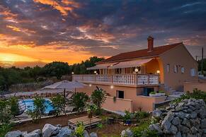 Villa Akulica With Heated Outdoor Pool and Seaview