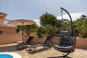 Villa Akulica With Heated Outdoor Pool and Seaview