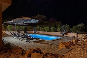 Villa Akulica With Heated Outdoor Pool and Seaview